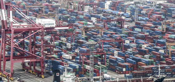 Korea's current account recorded a $3.12 billion deficit in April, the worst figure in nearly a decade, as the coronavirus pandemic put a dent in the country's exports. [YONHAP]