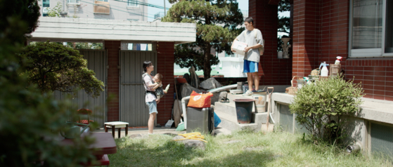 Han-gyeol and Go-woon (played by actor Park Jeong-yeon) decide to settle in this home for good, having nowhere to go. [JIFF] 