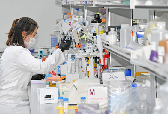 A GC Pharma researcher develops a plasma treatment in Yongin, Gyeonggi. [NEWS1]