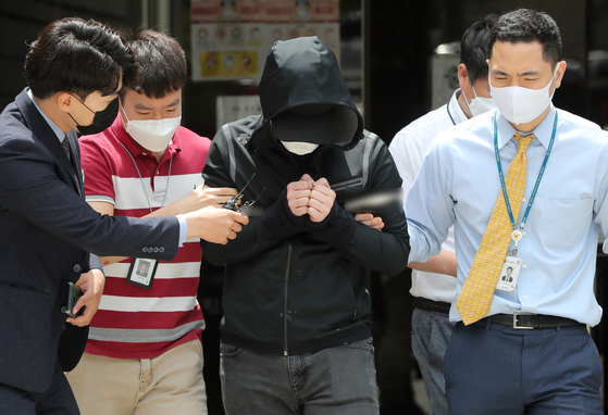 A man accused of being a paying member of 'Baksa Room' is taken to the Seoul Central District Court in Seocho District, southern Seoul, on Wednesday, where a judge held a hearing to decide whether to issue a warrant to detain him. Baksa Room was an online chat room on Telegram allegedly run by Cho Ju-bin, who is accused of selling underage pornography. [NEWS1]