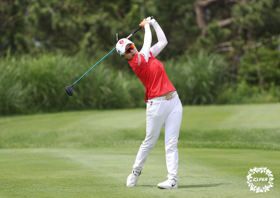 Kim Hyo-joo hits her tee shot during the final round of the 10th Lotte Cantata Ladies Open at Sky Hill Jeju Country Club in Jeju Island on Sunday. [KLPGA]