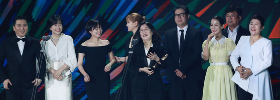 Producer Kwak Sin-ae and the team of "Parasite" filled up the stage to receive the Grand Prize for their film "Parasite" on behalf of director Bong Joon-ho. [ILGAN SPORTS] 