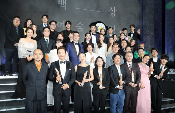 Winners of the 56th Baeksang Arts Awards from the television, film and theater divisions pose for the camera with their trophies on Friday at Kintex in Goyang, Gyeonggi. [ILGAN SPORTS] 