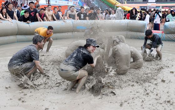 Last year's Boryeong Mud Festival in Boryeong, South Chungcheong, saw some nearly 2 million visitors. [YONHAP]