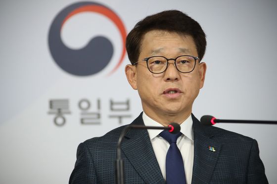 Unification Ministry Spokesman Yoh Sang-key delivers a briefing on North Korea's lack of response to the South's liaison call on Monday. [YONHAP]