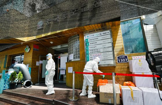 The entrance to a six-story building that houses the Korean-Chinese Church in Garibong-dong of Guro District, western Seoul, on Tuesday, where at least nine Covid-19 cases have been traced. A makeshift Covid-19 testing center has been set up near the entrance. [NEWS1]