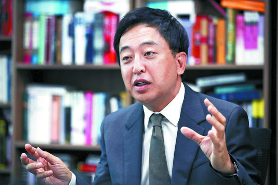 Former ruling party lawmaker Keum Tae-sup is interviewed by the JoongAng Ilbo at his office in the National Assembly in May. He was censured by the Democratic Party for voting across party lines in 2019 over a DP-proposed bill establishing an extraordinary law enforcement body separate from the prosecution to investigate high-level officials, including judges and prosecutors. [OH JONG-TAEK]