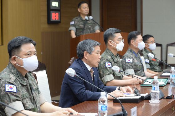 South Korea's Minister of National Defense Jeong Kyeong-doo on Wednesday delivers a statement on North Korea's recent actions at a meeting between top commanders at the Defense Ministry in central Seoul. [JOINT PRESS CORPS]