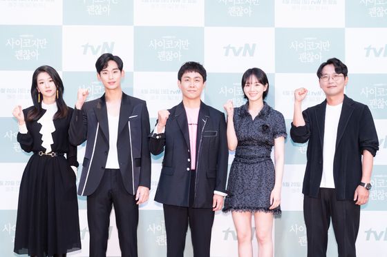 From left, actors Seo Ye-ji, Kim Soo-hyun, Oh Jung-se, Park Gyu-young and director Park Shin-woo pose for the camera at online press event on Thursday. [TVN] 