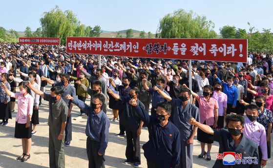 A state-sponsored rally is held in Pyongyang Tuesday to denounce propaganda leaflets sent by resettled North Korean defectors. [YONHAP]