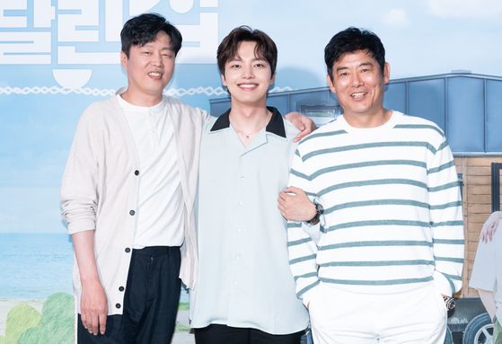 From left, actors Kim Hee-won, Yeo Jin-goo and Sung Dong-il pose for pictures at an online press event on Thursday for the upcoming variety show ’House on Wheels“ on tvN. The trio will visit remote places around the country in their camping trailer and invite close acquaintances to spend the day with them. [TVN]