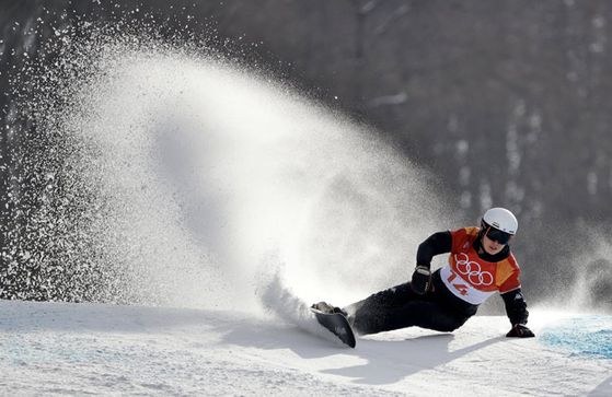 Alpine snowboarder Lee Sang-ho races down the slope during the men's giant parallel slalom race at the 2018 PyeongChang Olympics in Gangwon. [YONHAP]