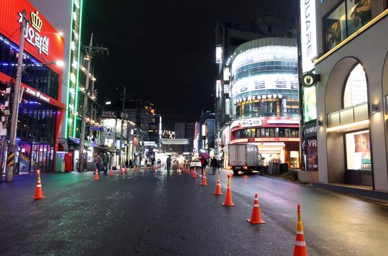 Seogyo-dong near Hongik University, which is usually crowded at night, is empty on a Friday night. [YONHAP]