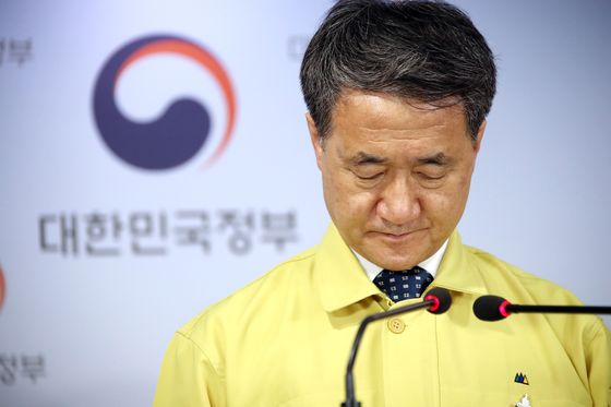 Health Minister Park Neung-hoo says the government will maintain tougher social distancing rules in Seoul, Incheon and Gyeonggi indefinitely.  [YONHAP] 