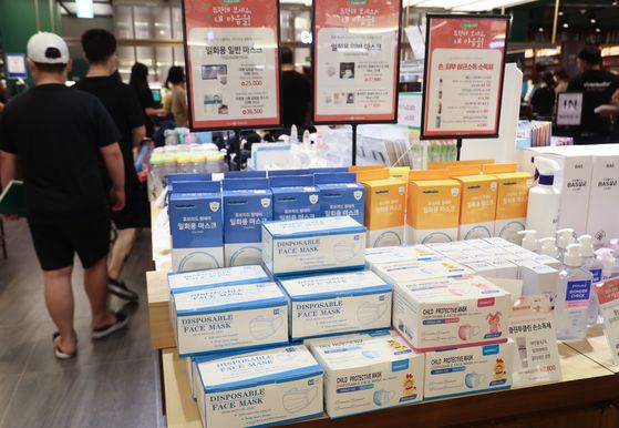 Boxes of anti-droplet masks, advertised as being lighter than the KF94 protective masks, stacked up at a major discount mart in Seoul on Sunday. Major retail outlets, including Lotte and Emart, have been selling the new mask since Sunday. Demand for the masks has been rising as the summer heat makes the earlier masks troublesome to wear, including being more difficult to breathe in. [YONHAP]