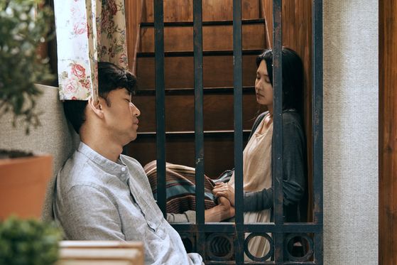 The young couple (played by Bae Soo-bin, left, and Cha Su-yeon) are new to the town, but the villagers soon find out a secret which leads to a town meeting about letting the couple stay in the town. [ACEMAKER MOVIEWORKS] 