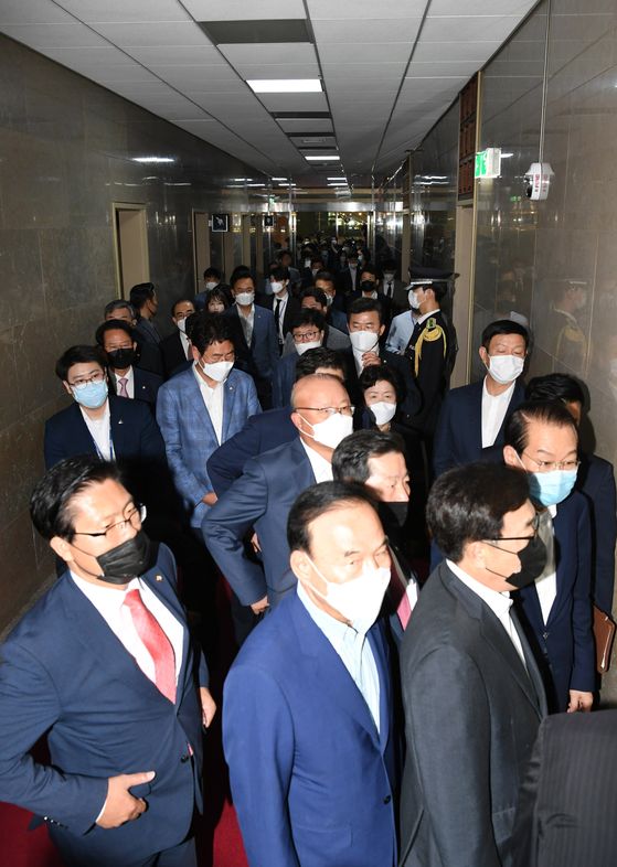 United Future Party lawmakers visit the office of National Assembly Speaker Park Byeong-seug on Tuesday to protest his decision to forcibly assign them to standing committees. [YONHAP] 