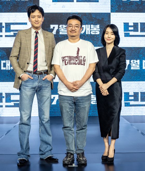 Director Yeon Sang-ho, center, and actors Gang Dong-won, left, and Lee Jung-hyun pose for the camera at an online press event for "Peninsula." [NEW] 
