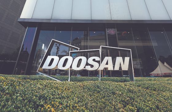 Doosan Tower in central Seoul on Tuesday. Doosan Engineering and Construction is spinning off assets to sell. [YONHAP]