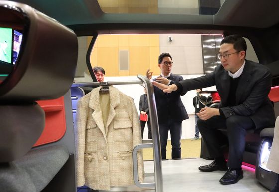 LG Group Chairman Koo Kwang-mo takes a look inside a connected vehicle on display at the company's research and development center in southern Seoul in February. [YONHAP]
