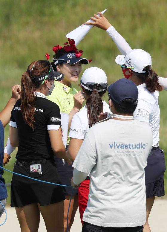 Ryu So-yeon, in yellow, is congratulated by other golfers after winning the tournament. [YONHAP] 