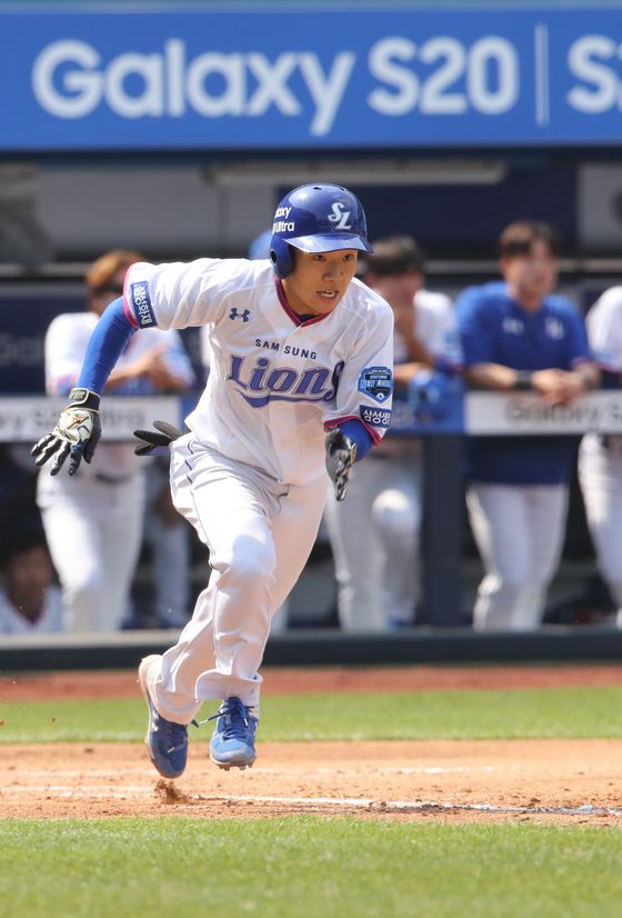 Kim Ji-chan of the Samsung Lions runs to the first base during a practice game against the Hanwha Eagles at Daegu Samsung Lions Park on April 25. [ILGAN SPORTS] 