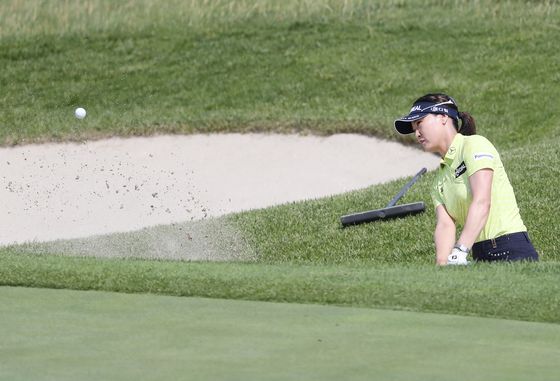 Ryu So-yeon hits her bunker shot on the 18th hole during the final round of the 34th KIA Motors Korea Women's Open at the Bear's Best CheongNa Golf Club in Incheon on Sunday. [YONHAP]