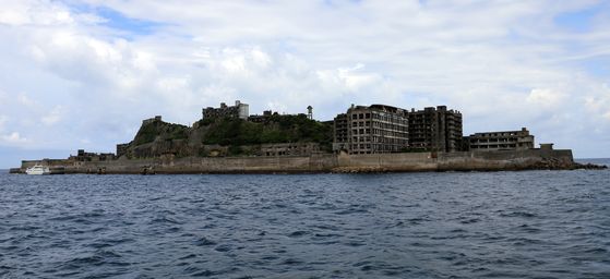 Hashima Island, also known as Battleship Island, located off the coast of Nagasaki in southern Japan, is included in a group of Meiji era facilities designated as Unesco World Heritage site in 2015. Hundreds of Korean forced laborers worked at the coal mines on this island during World War II. [YONHAP]