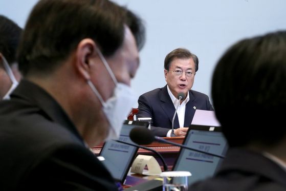 President Moon Jae-in, center, speaks at the anti-corruption policy meeting at the Blue House on Monday. Prosecutor General Yoon Seok-youl, left, was among the participants of the meeting, as well as his rival, Justice Minister Choo Mi-ae.  [YONHAP] 