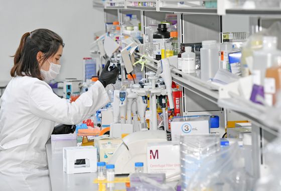 A GC Pharma researcher develops a plasma-derived treatment in Yongin, Gyeonggi. [NEWS1]