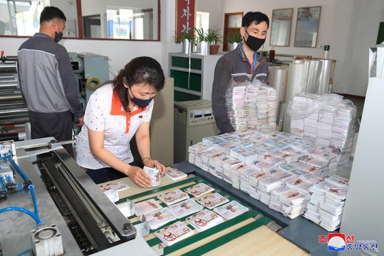North Korean workers prepare propaganda leaflets condemning the South, which the regime's state media announced would be released en masse across the border soon. [YONHAP]