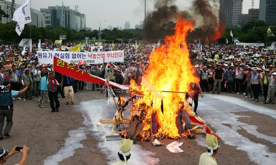  Korea Dairy & Beef Farmer's Association stage a demonstration demanding the government formalize the price of raw milk in Yeouido, western Seoul, in 2011. [CHO JAE-KYOUNG]