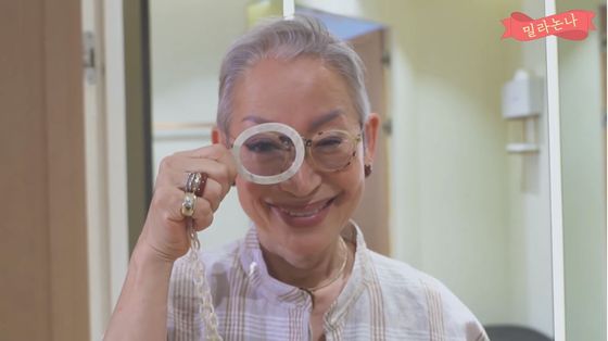 Sixty-eight-year-old fashion YouTuber Chang Myung-sook has garnered more than 570,000 subscribers since she started her own YouTube channel "Mila Nonna" last October. [SCREEN CAPTURE] 