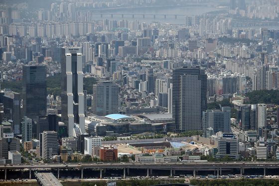 A bird’s-eye view of Songpa District in eastern Seoul on Tuesday, when new regulations on land transactions took effect in the Songpa and Gangnam districts of Seoul. Under the regulations, any housing transactions, including those with jeonse loans, that are not reported could result in a two-year prison sentence. The government plans to keep an eye on irregular transactions in these areas. [YONHAP]