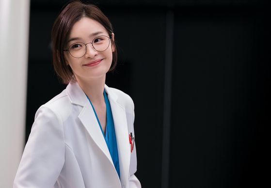 Doctor Chae Song-hwa (played by Jeon Mi-do) in tvN drama series "Hospital Playlist" is an example of a good leader who is trusted by her juniors. [TVN] 