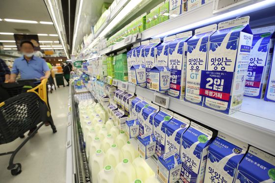 Cartons of milk are displayed on the shelves of a discount store in Seoul. [YONHAP] 