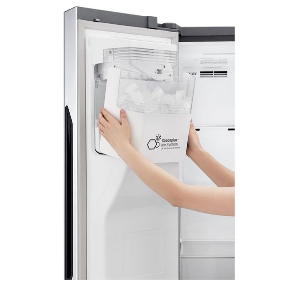 LG Electronics' door freezer fitted with patented ice-making technology. [YONHAP]