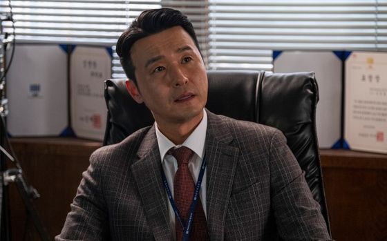 Chief prosecutor Cho Min-ho (played by Lee Sung-jae) is another example of a good mentor who truly cares about his juniors in JTBC drama series "Diary of a Prosecutor." [JTBC] 