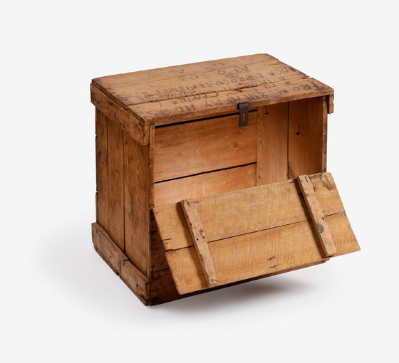 A wooden box into which Lee Soon-dong's parents, residents north of the demarcation line, packed their goods and went southward in the 1940s. [NATIONAL MUSEUM OF KOREAN CONTEMPORARY HISTORY]