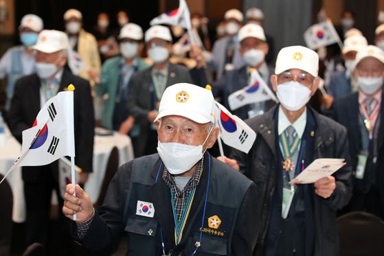 Korean War veterans commemorate the 70th anniversary of the war’s outbreak, waving Korean national flags at the Grand Hotel in Daegu on Thursday. [NEWS1]