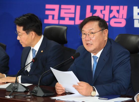 Rep. Kim Tae-nyeon, floor leader of the ruling Democratic Party, talks during a party policy coordination meeting on Thursday. Kim said the country should push to declare a formal end to the Korean War. [YONHAP] 