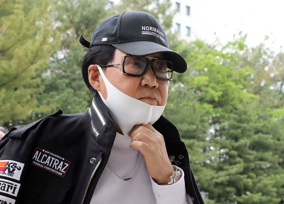 Cho Young-nam enters the Supreme Court in southern Seoul on May 28 to attend a plea session. [YONHAP]
