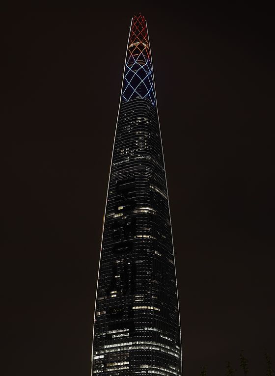 A sign on Lotte World Tower on Friday advertises a two-week national sales promotion that runs through July 12. The government-led nationwide retail promotion is intended to lessen the blow of the coronavirus pandemic to the local economy. Lotte Shopping announced Sunday that sales at its department stores on Friday and Saturday rose 21 percent compared to the promotional period last year, led by luxury goods that were released at duty-free stores on Friday. [LOTTE SHOPPING]
