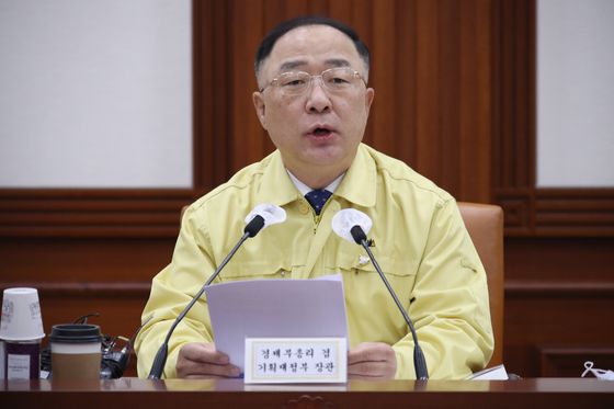 Finance Minister Hong Nam-ki announces a plan to tax profits on stock investment starting 2023 during a meeting at the government complex in Seoul on Thursday. [YONHAP]