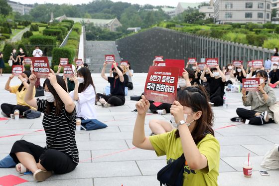 Student council leaders of Ewha Womans University demonstrate at the school's Seoul campus on Monday to demand tuition refunds for the spring semester. The students argue they couldn't get a sufficient education from the school because of Covid-19 outbreak. [NEWS1]