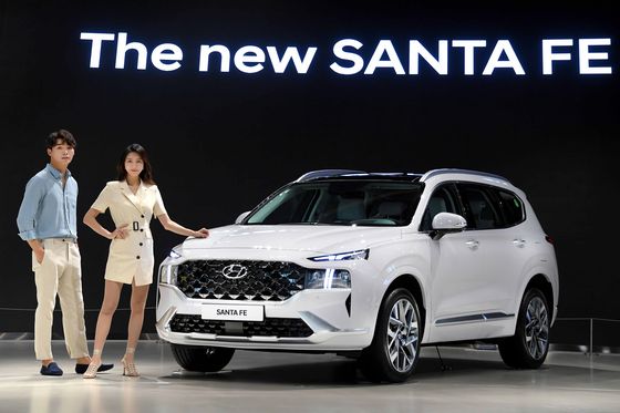 Hyundai Motor unveiled a face-lifted Santa Fe midsize SUV in Korea on Tuesday through an online streaming event. [HYUNDAI MOTOR]