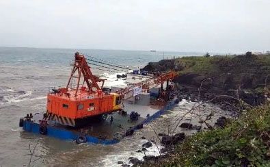 A 429-ton barge docked in Jeju was pushed out to sea Monday afternoon due to heavy winds on the island. [YONHAP]