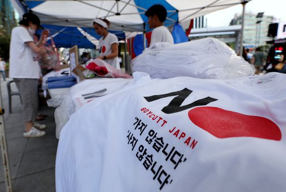 A "Boycott Japan" t-shirt is sold at a rally in Shinchon-dong, western Seoul, last August in retaliation to Japanese control measures imposed on key exports to Korea. [NEWS1]