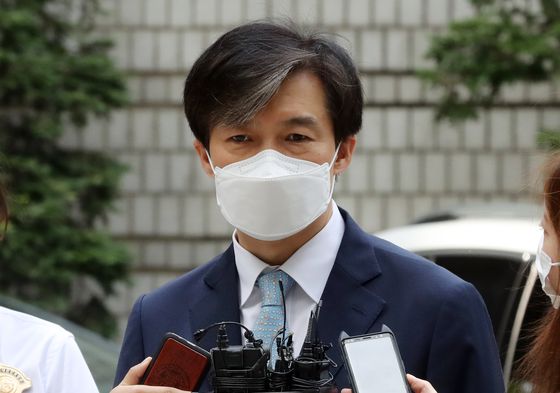 In this file photo, former Justice Minister Cho Kuk enters the Seoul Central District Court to attend his trial on Sept. 19, 2020. [YONHAP] 