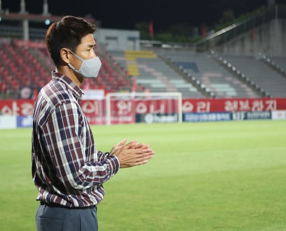 Gyeongnam FC head coach Seol Ki-hyeon celebrates after his team picked up a 2-1 victory against Ansan Greeners FC at Gyeongnam Changwon Football Center on June 15. [YONHAP] 